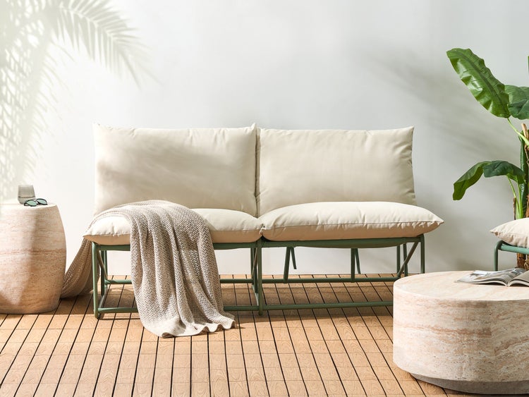 Szene mit Gartenmöbeln bestehend aus Sofa, Beistelltisch und Pflanze