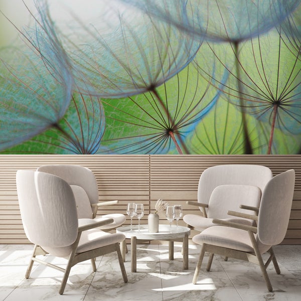 Szene mit vier Sesseln und einem Tisch vor einer Wandtapete mit Pflanzenmotiv.
