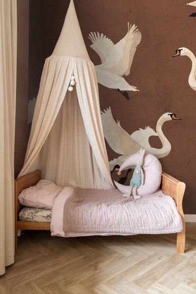 Kinderzimmer mit Himmelbett und Schwanentapete