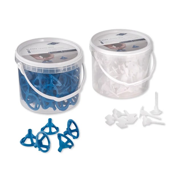 Blanke Levito Spin Fliesen-Nivelliersystem Set mit blauen Zughauben und weißen Gewindelaschen in zwei transparenten Eimern aus Kunststoff.