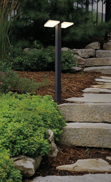 Beleuchteter Gartenweg mit einer modernen Wegeleuchte