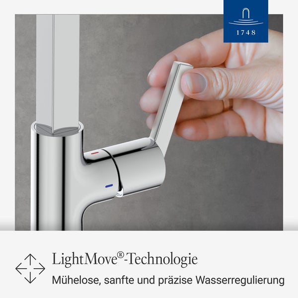 Hand bedient den Hebel einer glänzenden Einhandmischbatterie mit Leichtgängigkeit Technologie für präzise Wasserregulierung.