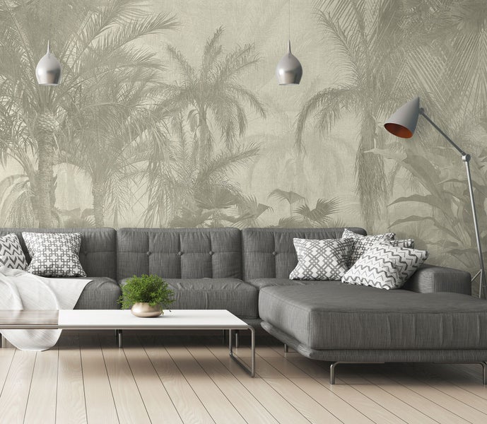 Wohnzimmer mit grauer Couch, Couchtisch und Wandtapete mit Palmenmotiv für ein tropisches Flair