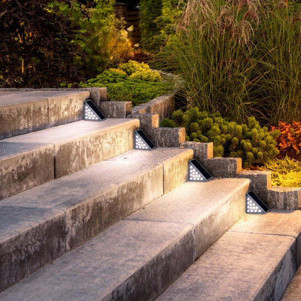 Treppe mit Solarleuchten zur Gartenbeleuchtung