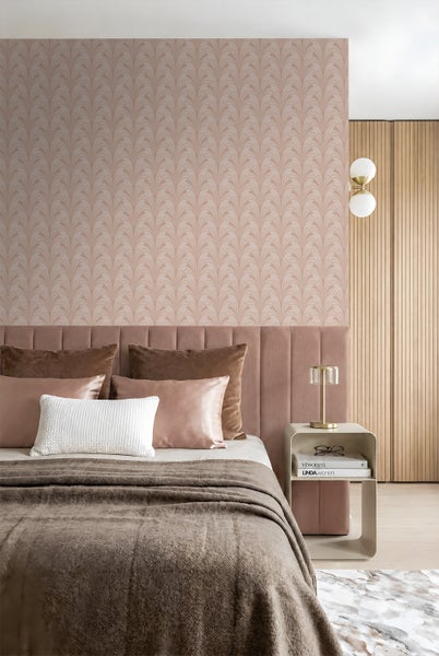 Modernes Schlafzimmer mit gemusterter Tapete hinter einem gepolsterten Bett, kombiniert mit strukturiertem Holz, Nachttisch und Wandleuchte.