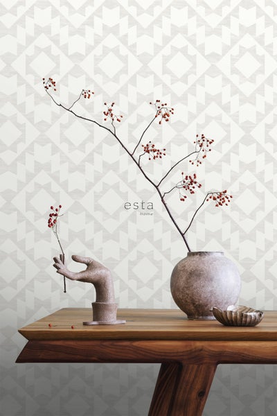 Dekoratives Stillleben mit Vase, Skulptur und gemusterter Tapete