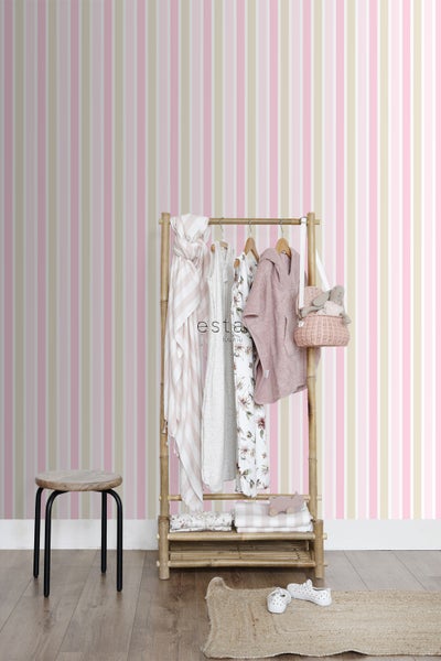 Raumansicht mit gestreifter Tapete, Kleiderständer mit Kinderbekleidung und kleinem Hocker