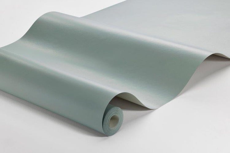 Esstischgruppe mit Holztischplatte und sechs weißen Stühlen auf einem Teppich