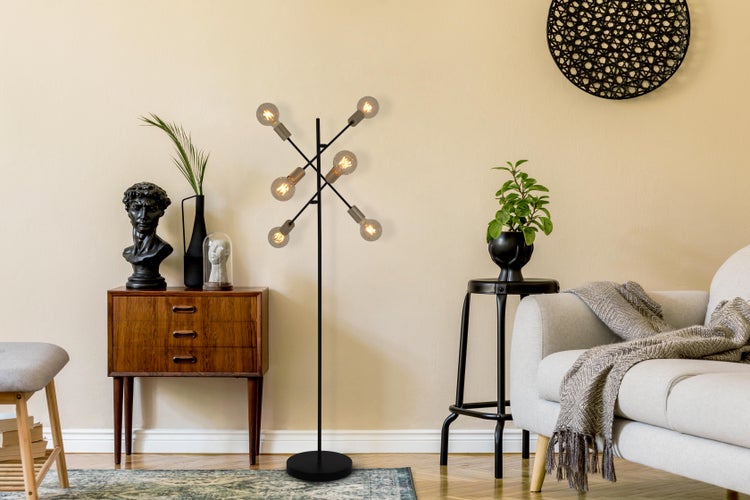 Einrichtungsbeispiel: Stehlampe mit sechs Leuchten, Kommode, Dekoration und Sitzmöbel