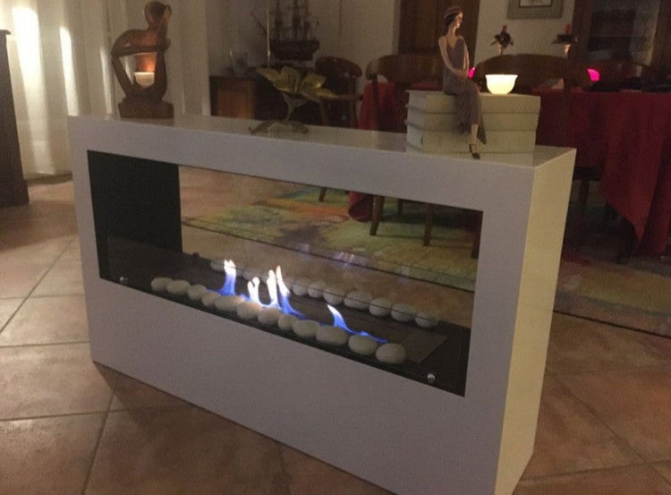 Dekorativer Ethanol Kamin mit weißen Steinen und Flammen