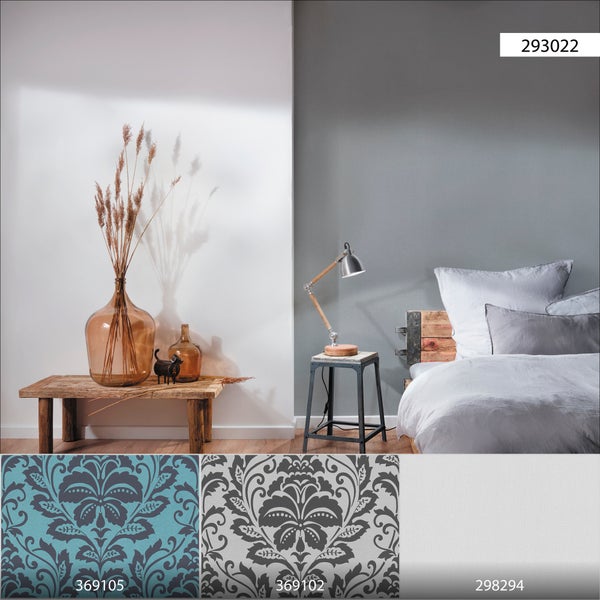 Wohnzimmer-Szene mit Bank, Kissen, Decke, Stehlampe und Beistelltisch