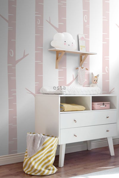 Kinderzimmer mit Kommode, Regal und Accessoires vor einer Wandtapete mit Baumdesign.