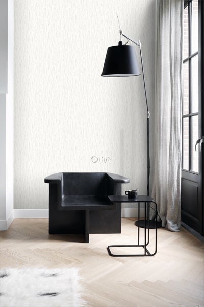 Szene mit einem Sessel, einer Stehlampe und einer Tapete mit Muster