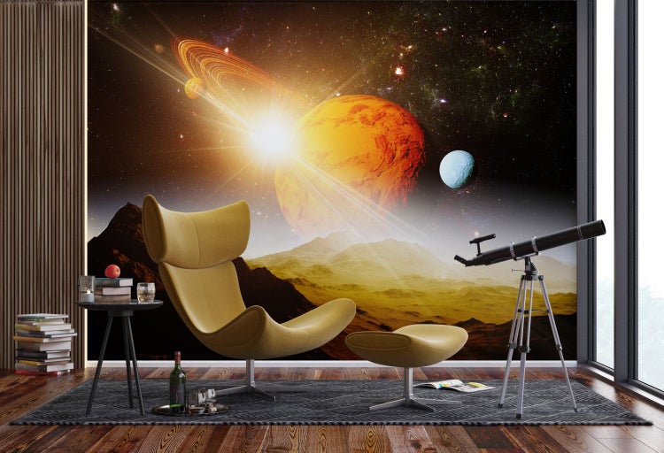 Dekoratives Wandbild mit Weltraummotiv in einem modern eingerichteten Raum