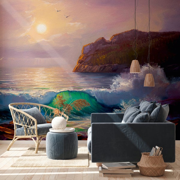 Großflächige Fototapete mit einer Meereslandschaft im Malerei-Stil, Klippen und Wellen im Wohnzimmer mit blauem Sofa und Rattan-Sessel.