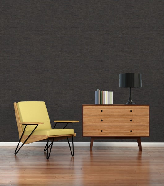 Dekorative Inneneinrichtung mit Spiegel, Vase und Kommode vor dunkler Wand