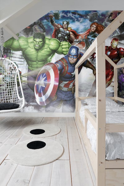 Kinderzimmer mit Avengers-Tapete, Holzbett und runden Teppichen