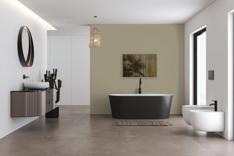 Modernes Badezimmer mit freistehender Badewanne, wandhängendem Waschbecken, Toilette, Bidet und runden Spiegeln in minimalistischem Design.