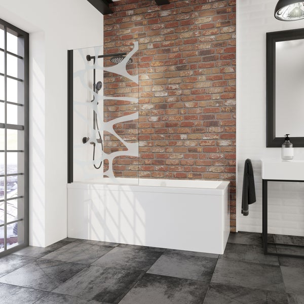 Badezimmer mit Badewanne, Badewannenaufsatz, Waschtisch und Backsteinwand