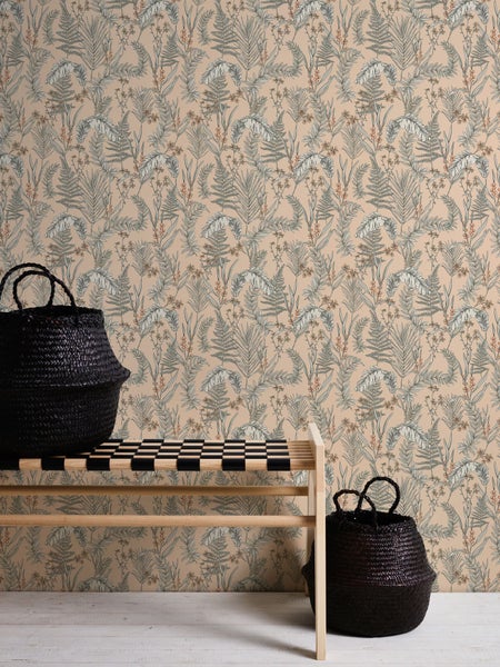 Schlafzimmer mit gemusterten Tapeten, Bett und Nachttisch