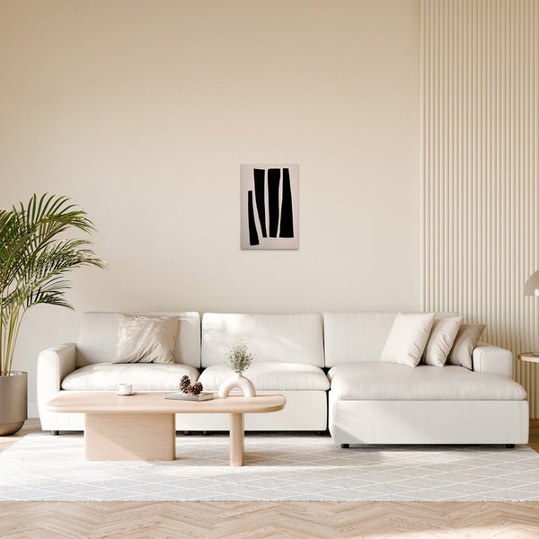 Wohnzimmer mit Sofa, Couchtisch und abstrakter Wandkunst