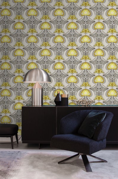 Szene mit gemusterten Tapeten, Kommode und Sessel