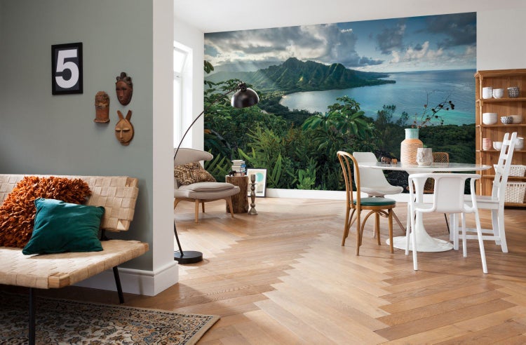 Heller Wohnraum mit Fototapete, Holzboden und Möbeln