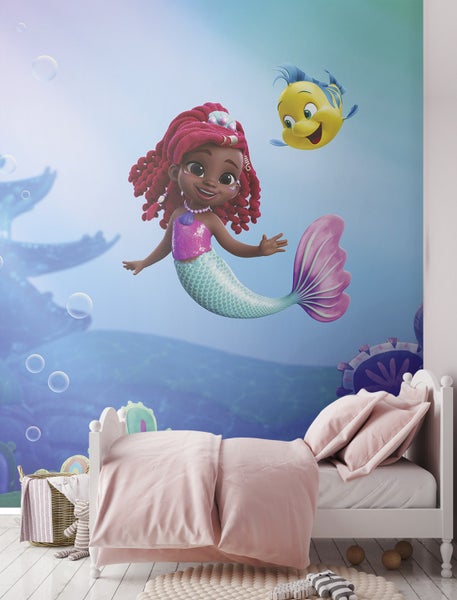 Kinderzimmer mit Wandbild einer Meerjungfrau und einem gelben Fisch über einem Bett.