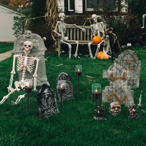 Halloween-Dekoration im Garten mit Skeletten, Grabsteinen und Zombiekopf