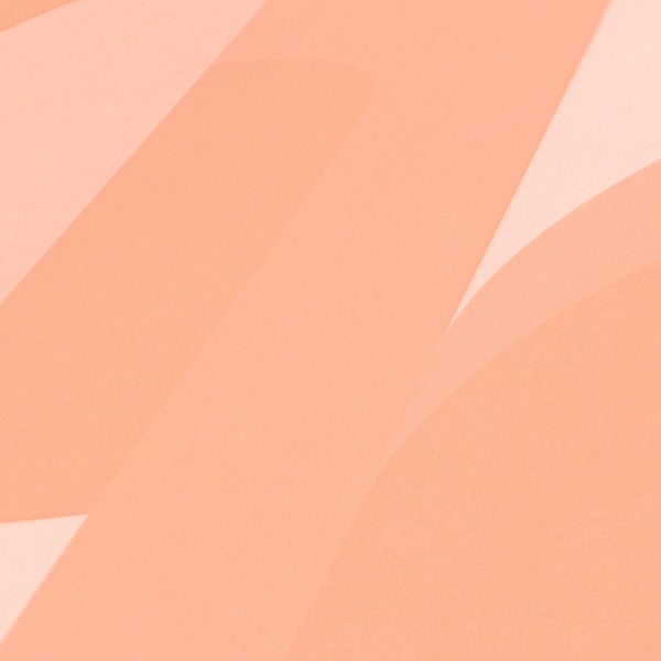 Dekoratives Wohnzimmer mit gemusterter Tapete, Anrichte und Sessel