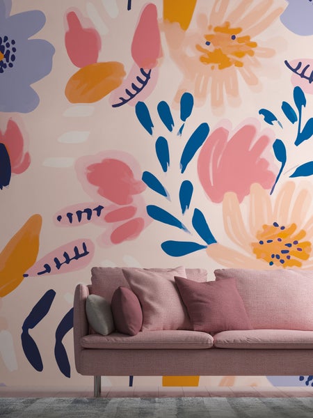 Szene mit einer floralen Tapete und einem Sofa