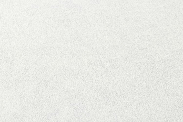 Wohnzimmer mit Sofa, Stuhl und Wandtapete mit floralem Muster