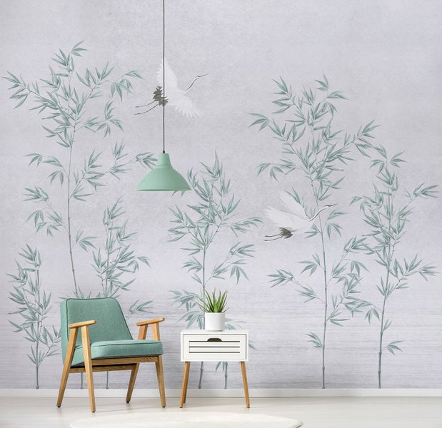 Raumszene mit Bambus-Tapete, Sessel, Lampe und Beistelltisch