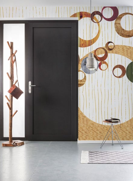Eingangsbereich mit dunkler Tür, Garderobenständer aus Holz und gemusterter Tapete