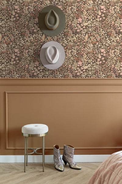 Heller Raum mit Ofen, Esstisch und floraler Tapete