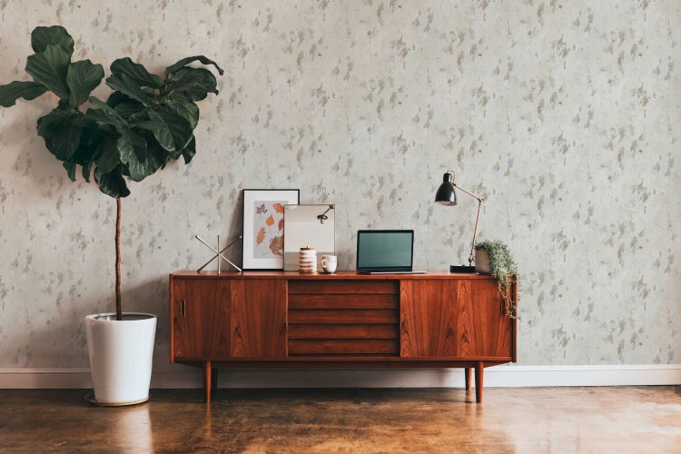 Schlafzimmer mit Bett, Treppe, Korbsessel und Dekor