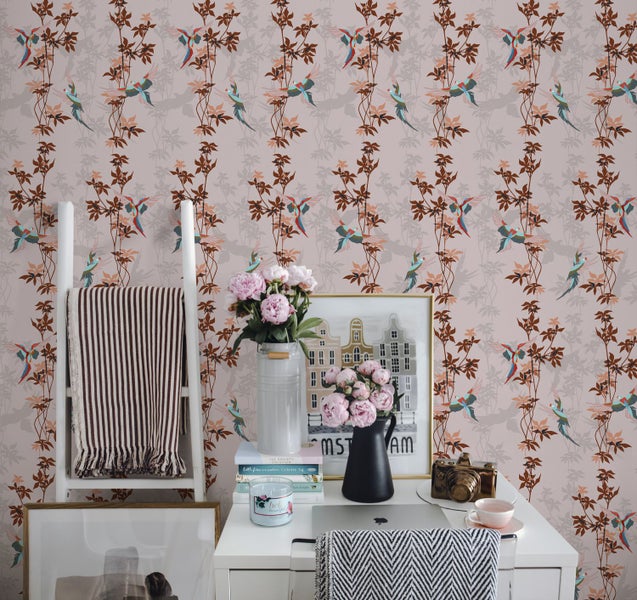 Dekoratives Zimmer mit einer Tapete mit Vogel- und Pflanzenmuster, einem Schreibtisch und verschiedenen dekorativen Elementen.