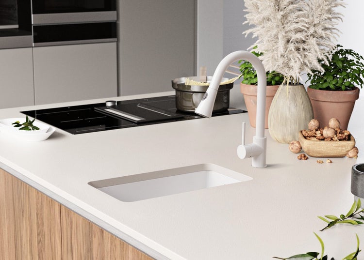 Küchenspüle mit Armatur in einer modernen Küche