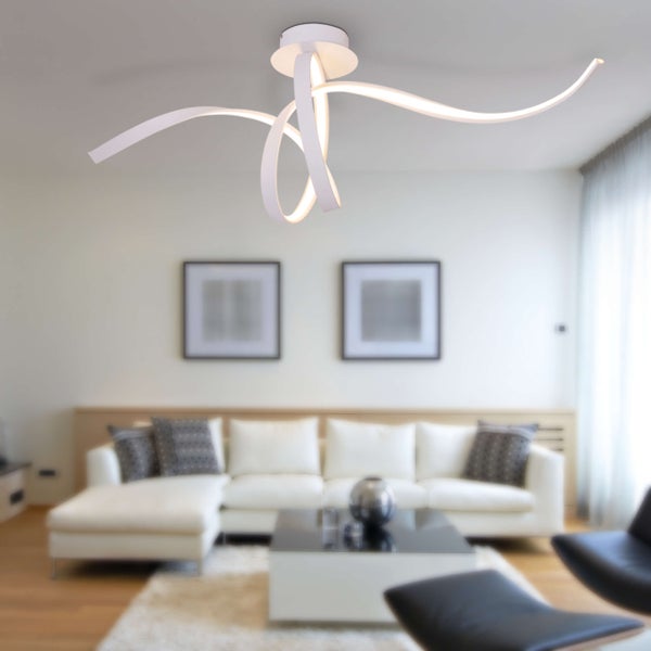 Deckenleuchte mit geschwungenem Design in hellem Wohnzimmer