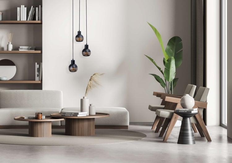 Wohnzimmer mit Sofa, Sesseln, Couchtischen, Pendelleuchten und Regal