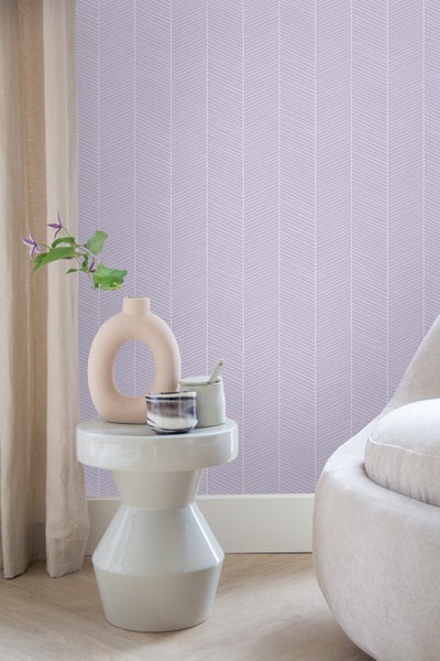 Wandgestaltung mit grafischer Tapete in einem hellen Raum