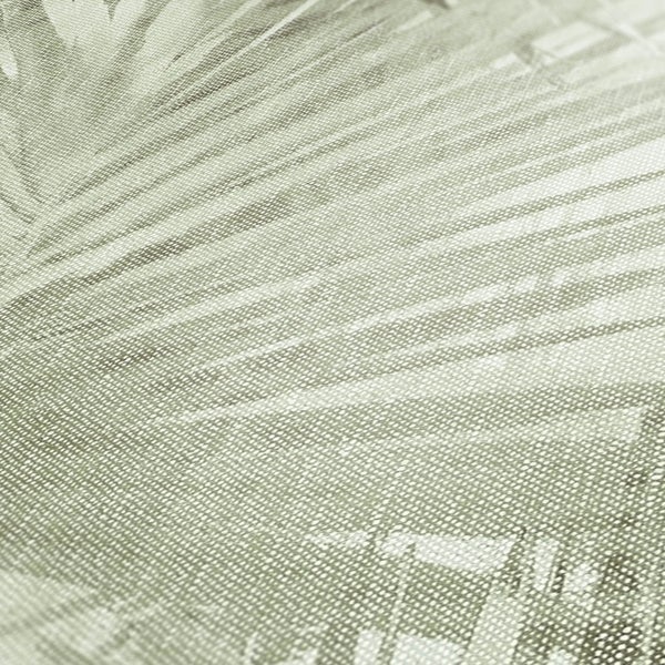 Wohnzimmer mit Sitzgelegenheit, Stehlampe und gemusterter Tapete für ein stilvolles Ambiente