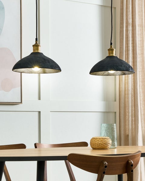 Zwei Pendelleuchten mit Lampenschirm und Kabel