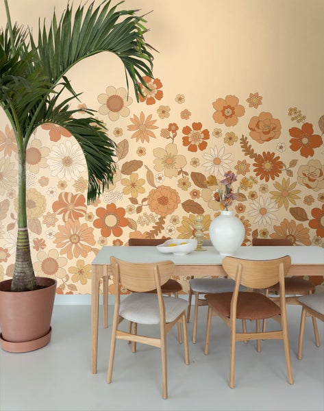 Esszimmer mit Esstisch, Stühlen, Topfpflanze und Blumentapete