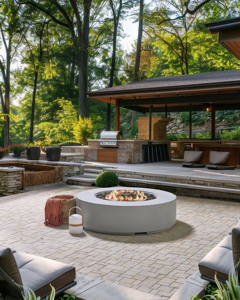 Runde Gas-Feuerstelle aus hellgrauem Beton mit integriertem Edelstahl-Ringbrenner.