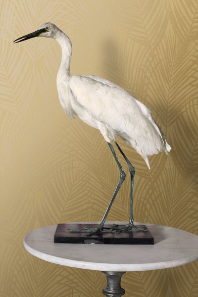 Dekorative Reiherfigur auf Tisch