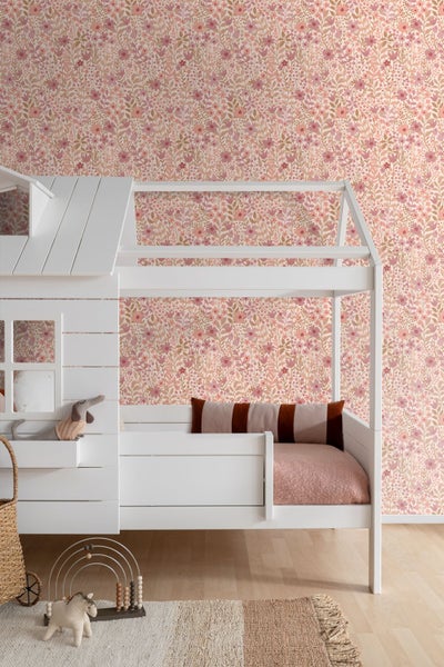 Kinderzimmer mit Blumentapete, weißem Hausbett und dekorativen Elementen
