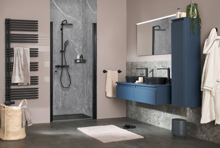 Modernes Badezimmer mit Dusche, Waschtisch, Spiegel und Accessoires