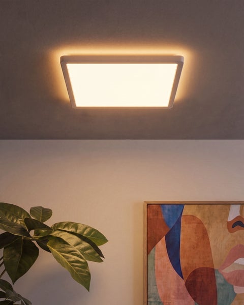 Quadratische LED Deckenleuchte mit warmweißem Licht in einem modern eingerichteten Wohnraum.