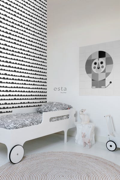 Kinderzimmer mit weißem Bett, gemusterten Textilien, Wandbild und rundem Teppich
